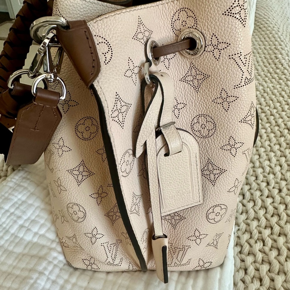 AUTHENTIC Louis Vuitton Muria Cream Women's Leather Bag on LV website for $5000 - Picture 2 of 12